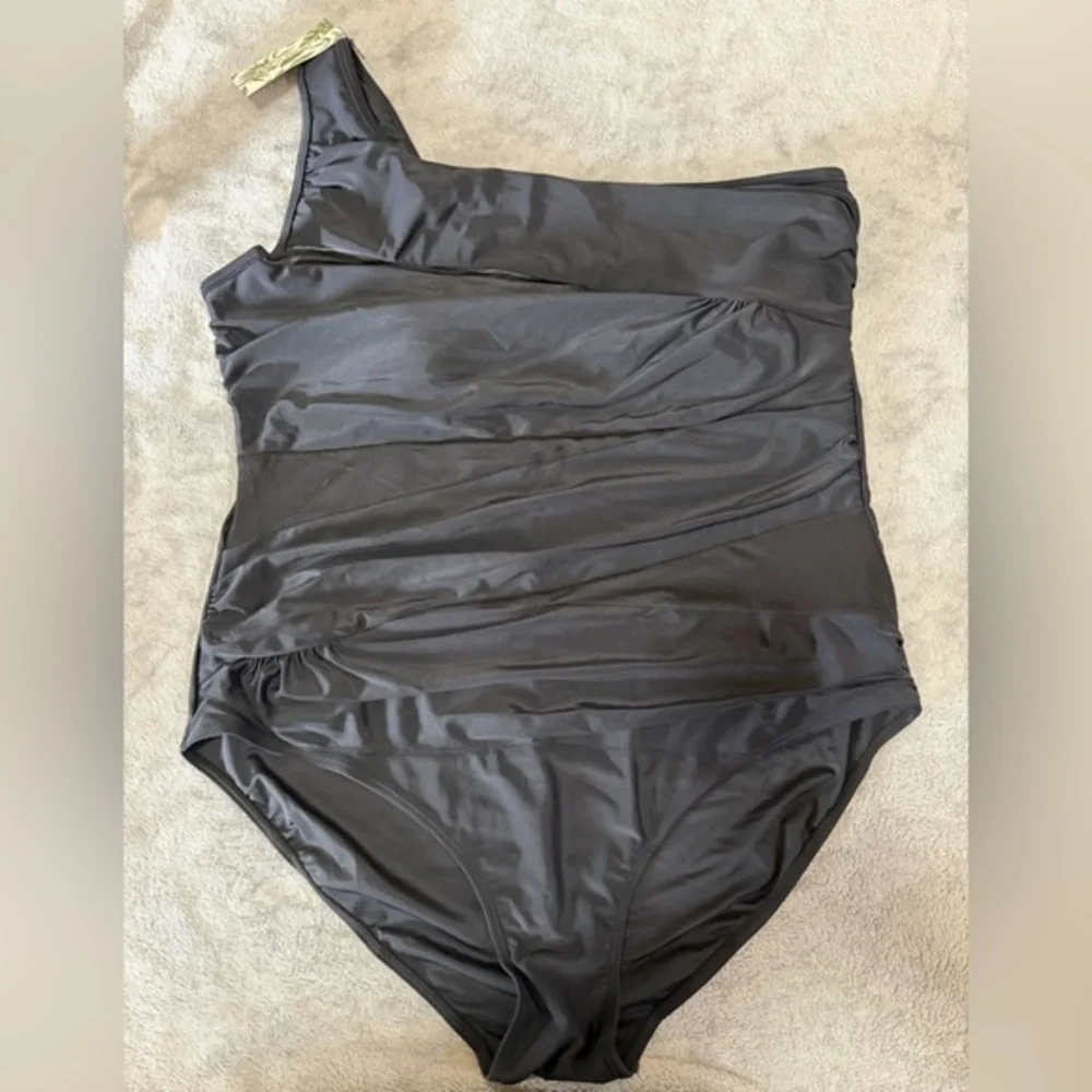 Elegant Black One-Shoulder Swimsuit